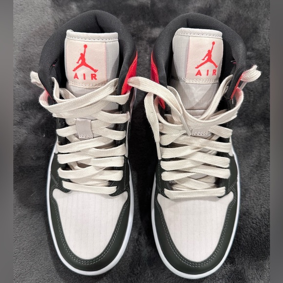 2021 Women’s Air Jordan 1 Mid SE
“Newsprint” size 6.5 - Picture 2 of 5